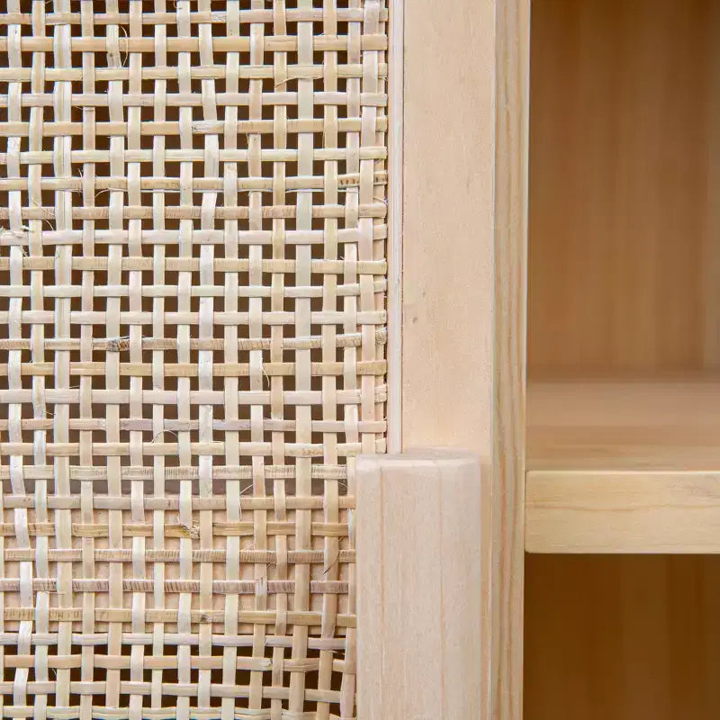 Mobile contenitore decorativo Storied Home Woven alto 119 cm, colore naturale: Rattan e Pino, 2 ante con ripiano