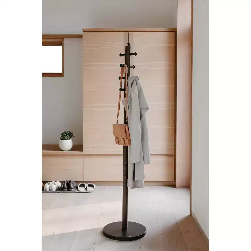 Appendiabiti a piantana Umbra Wood Pillar Nero/Noce: 8 ganci, autoportante, facile da montare, altezza 167 cm