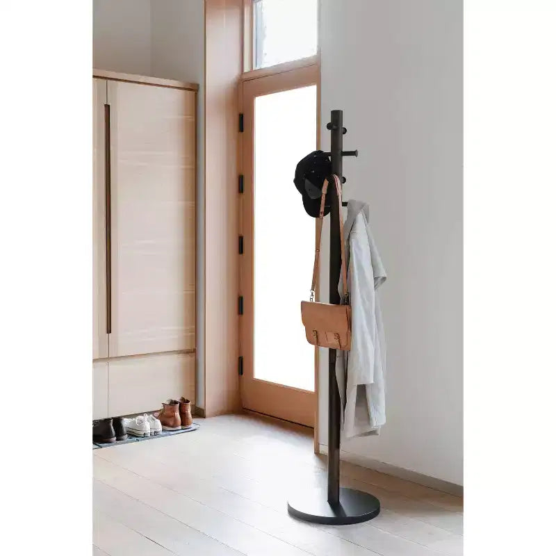 Appendiabiti a piantana Umbra Wood Pillar Nero/Noce: 8 ganci, autoportante, facile da montare, altezza 167 cm