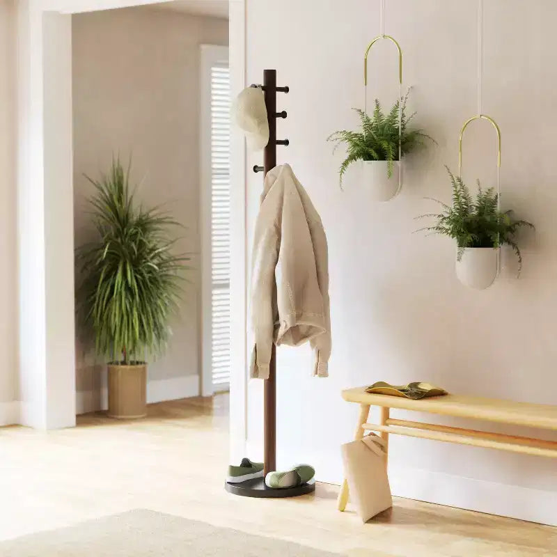 Appendiabiti a piantana Umbra Wood Pillar Nero/Noce: 8 ganci, autoportante, facile da montare, altezza 167 cm