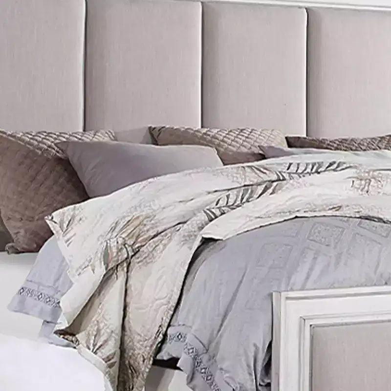 Letto King size da 88 pollici Katia in lino grigio chiaro, finitura bianco anticato grigio rustico - Acme Furniture