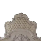 Letto Eastern King 92" Dresda con intagli in stile Rococò e similpelle - Acme Furniture
