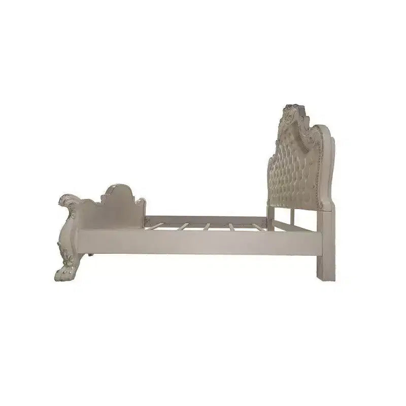 Letto Eastern King 92" Dresda con intagli in stile Rococò e similpelle - Acme Furniture