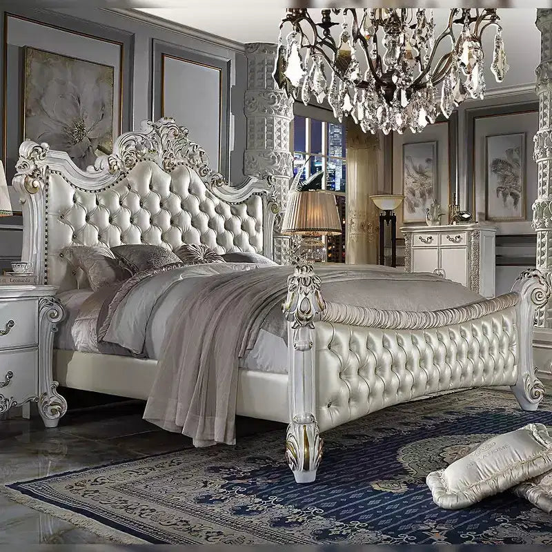 Letto matrimoniale Eastern King da 96" con finitura perla antica Vendome - Acme Furniture: Lussuosa testiera imbottita capitonné, similpelle, stile glamour