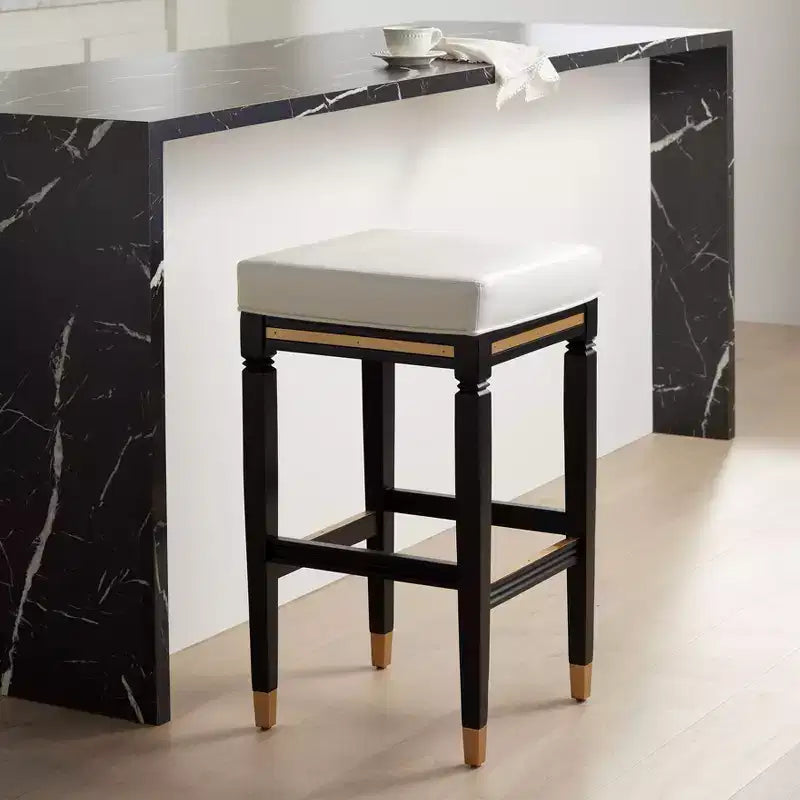 55 Downing Street Jaxon Sgabello da Bar in Legno Nero 31 Pollici Alto Moderno Cuscino in Ecopelle Bianca con Poggiapiedi per Cucina Bancone Altezza Isola Capannone Casa