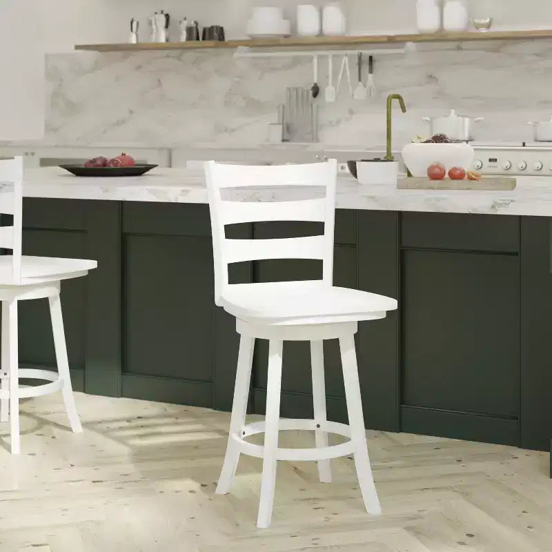 Sgabello da bar Emma and Oliver Classic Ladderback con sedile in legno, altezza da bancone