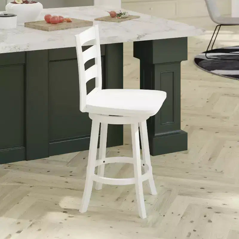 Sgabello da bar Emma and Oliver Classic Ladderback con sedile in legno, altezza da bancone