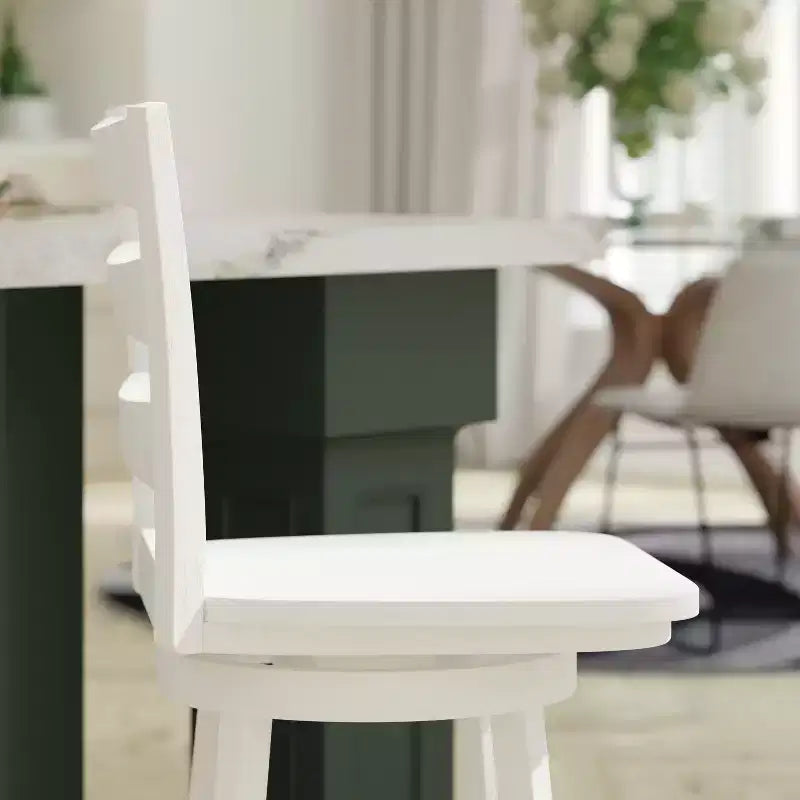 Sgabello da bar Emma and Oliver Classic Ladderback con sedile in legno, altezza da bancone