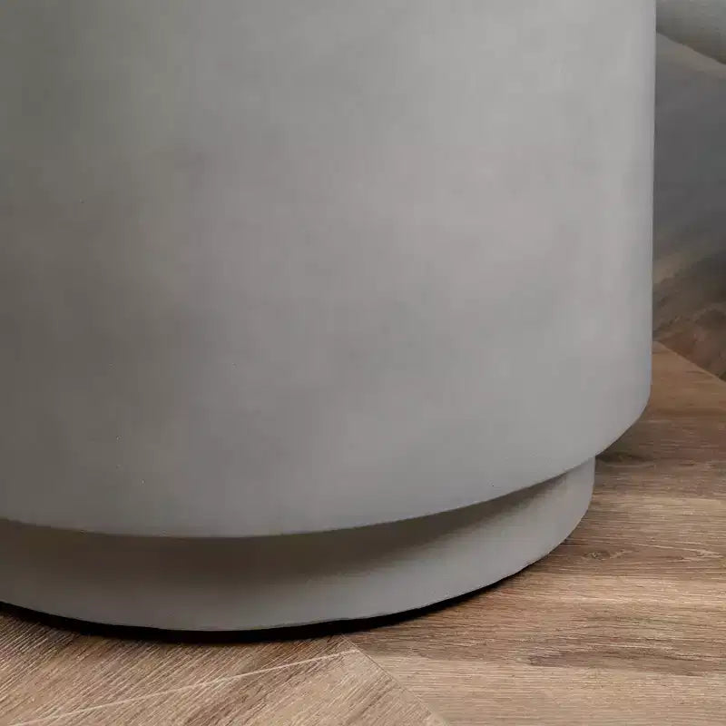 Tavolino d'appoggio leggero HOMCOM con finitura effetto cemento, tavolino rotondo con 4 piedini regolabili per interni ed esterni