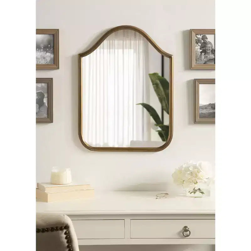 Specchio ad arco in metallo Kate and Laurel Fellows, 18x24, Oro