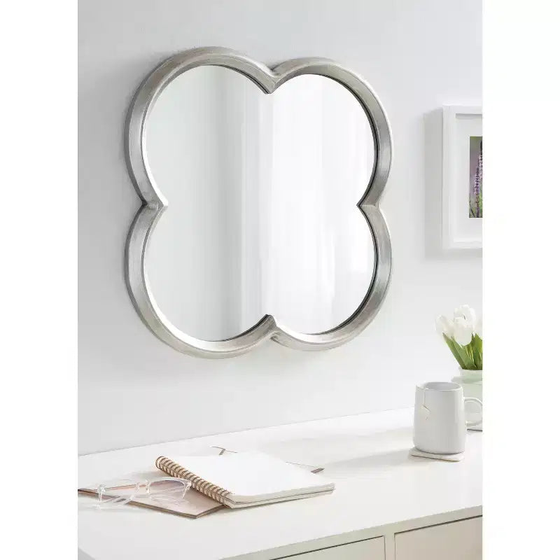 Specchio a conchiglia smerlato Kate and Laurel Krisi in MDF, 28x28, Argento