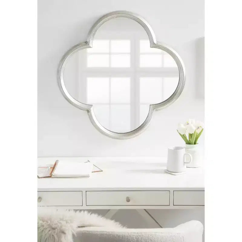 Specchio a conchiglia smerlato Kate and Laurel Krisi in MDF, 28x28, Argento