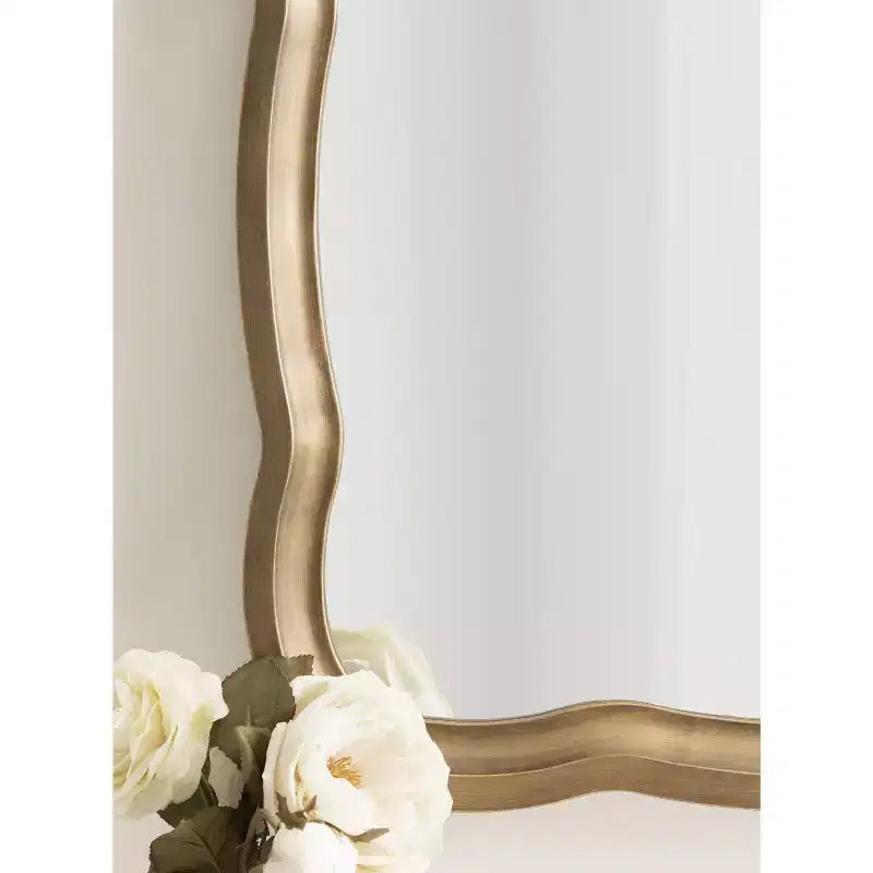 Specchio a forma di conchiglia smerlato in MDF Kate and Laurel Hatherleigh, 24x38, Oro