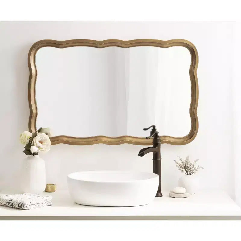 Specchio a forma di conchiglia smerlato in MDF Kate and Laurel Hatherleigh, 24x38, Oro
