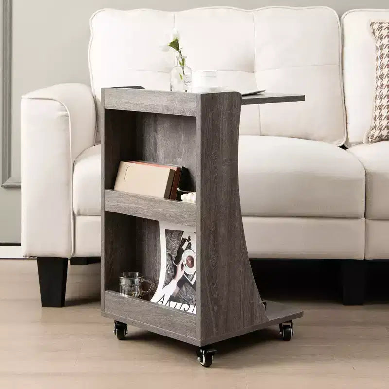 Costway Tavolino Laterale con Ruote, Tavolino C-shaped Mobile con 2 Ripiani Aperti e 2 Vani Contenitori Posteriori Marrone/Grigio