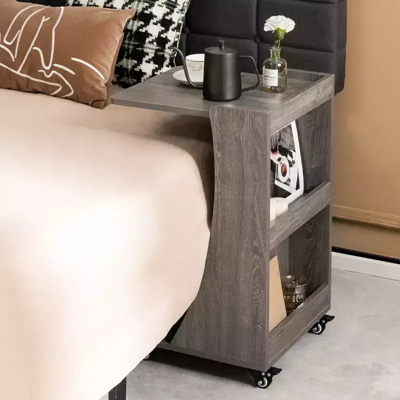 Costway Tavolino Laterale con Ruote, Tavolino C-shaped Mobile con 2 Ripiani Aperti e 2 Vani Contenitori Posteriori Marrone/Grigio