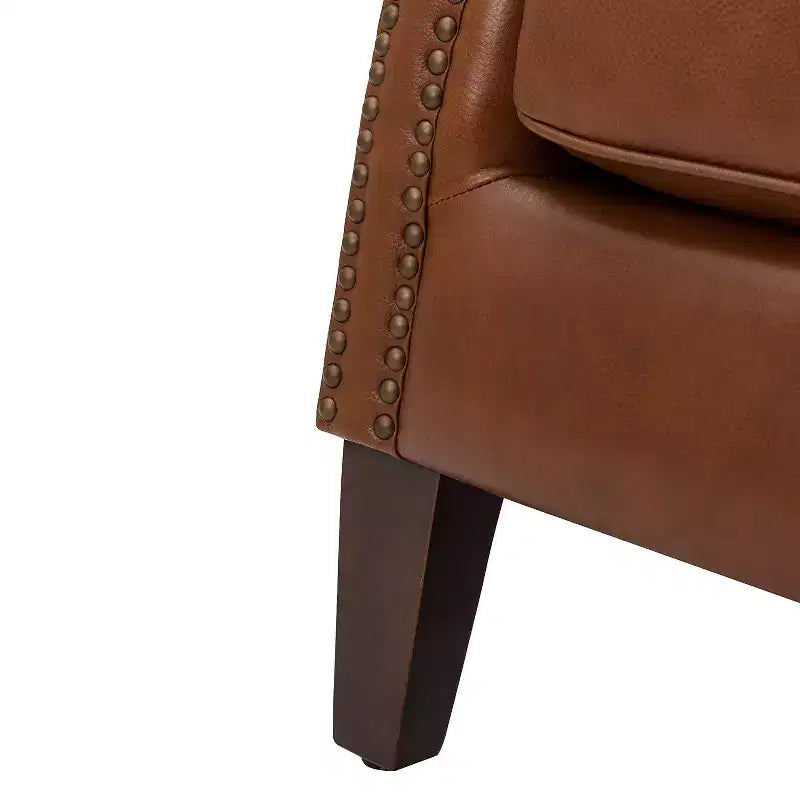 Poltrona Valerius in vera pelle con finiture borchiate e gambe in legno massello | HULALA HOME