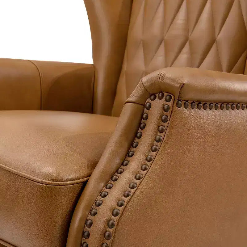 Poltrona Valerius in vera pelle con finiture borchiate e gambe in legno massello | HULALA HOME