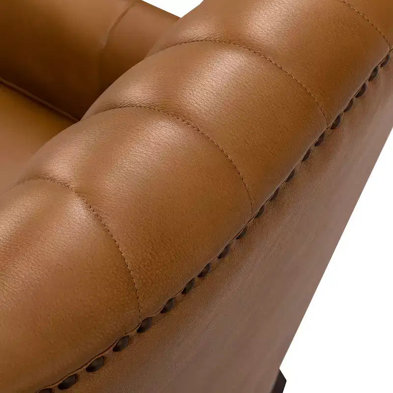 Poltrona Valerius in vera pelle con finiture borchiate e gambe in legno massello | HULALA HOME