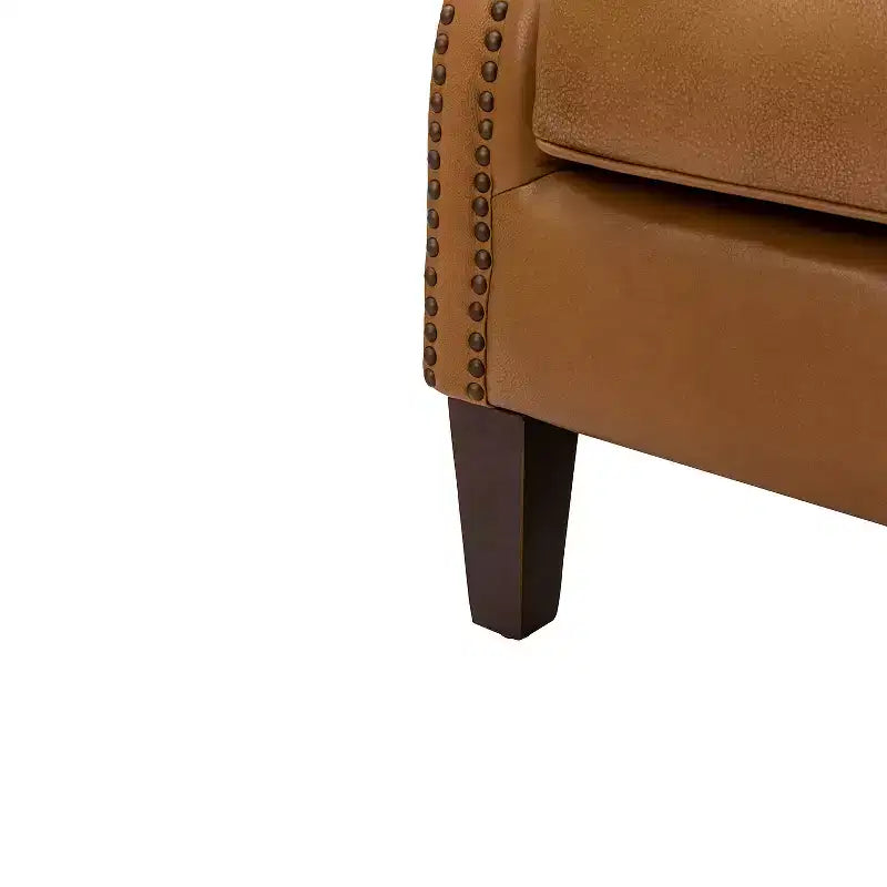Poltrona Valerius in vera pelle con finiture borchiate e gambe in legno massello | HULALA HOME