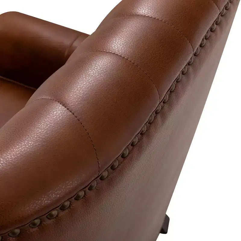 Poltrona Valerius in vera pelle con finiture borchiate e gambe in legno massello | HULALA HOME