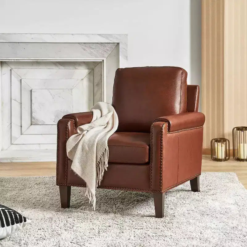 Poltrona Hellmuth in vera pelle con cuscino rimovibile e borchie | HULALA HOME