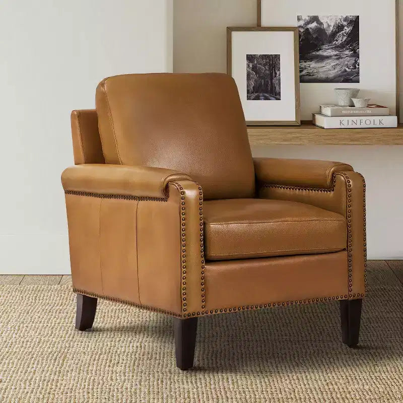 Poltrona Hellmuth in vera pelle con cuscino rimovibile e borchie | HULALA HOME