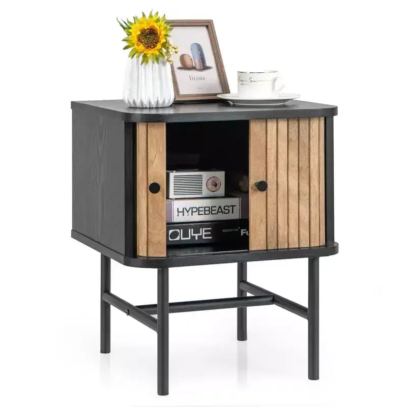 Comodino con anta scorrevole Costway, tavolino portaoggetti in stile moderno di metà secolo con armadietto, bianco anticato/nero