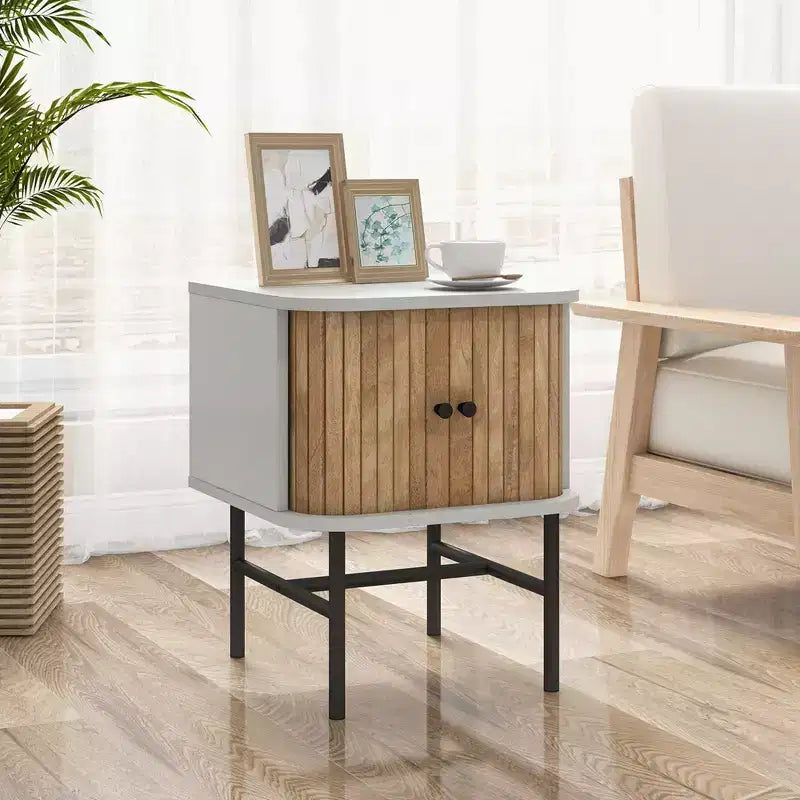 Comodino con anta scorrevole Costway, tavolino portaoggetti in stile moderno di metà secolo con armadietto, bianco anticato/nero