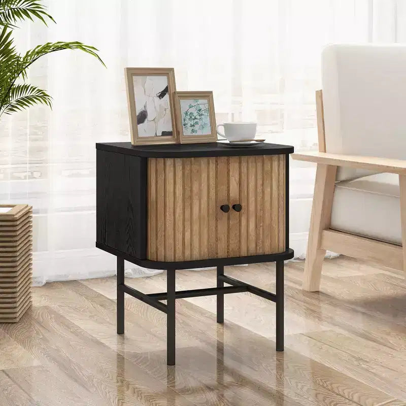 Comodino con anta scorrevole Costway, tavolino portaoggetti in stile moderno di metà secolo con armadietto, bianco anticato/nero