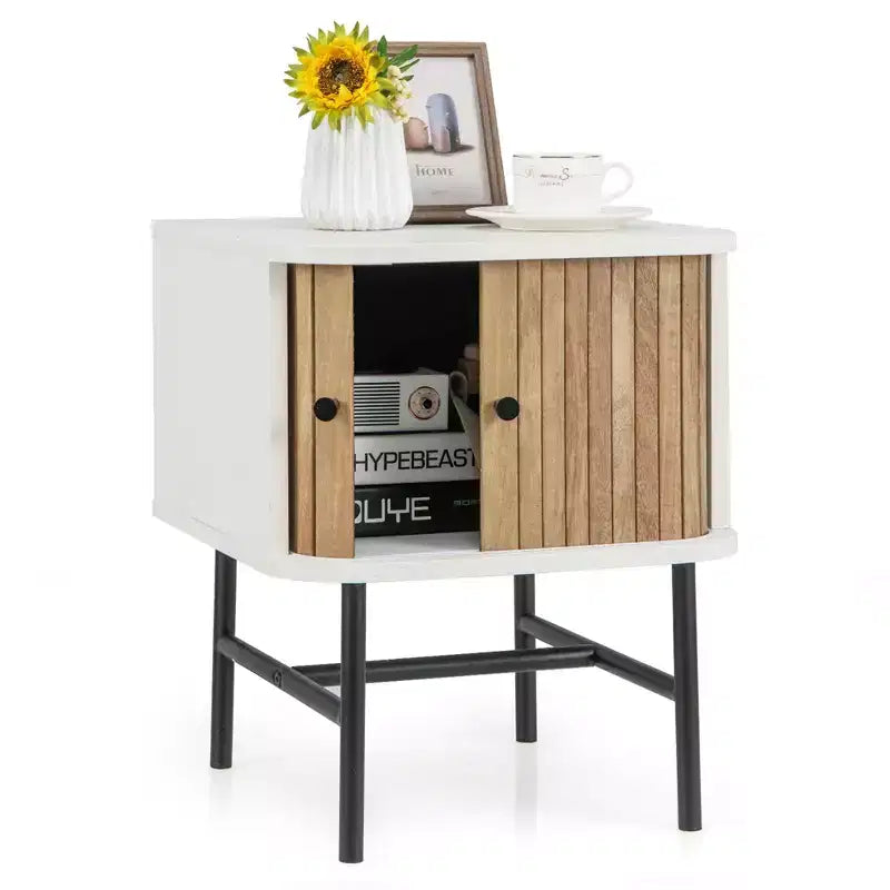 Comodino con anta scorrevole Costway, tavolino portaoggetti in stile moderno di metà secolo con armadietto, bianco anticato/nero