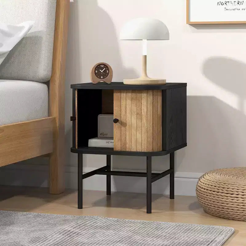 Comodino con anta scorrevole Costway, tavolino portaoggetti in stile moderno di metà secolo con armadietto, bianco anticato/nero