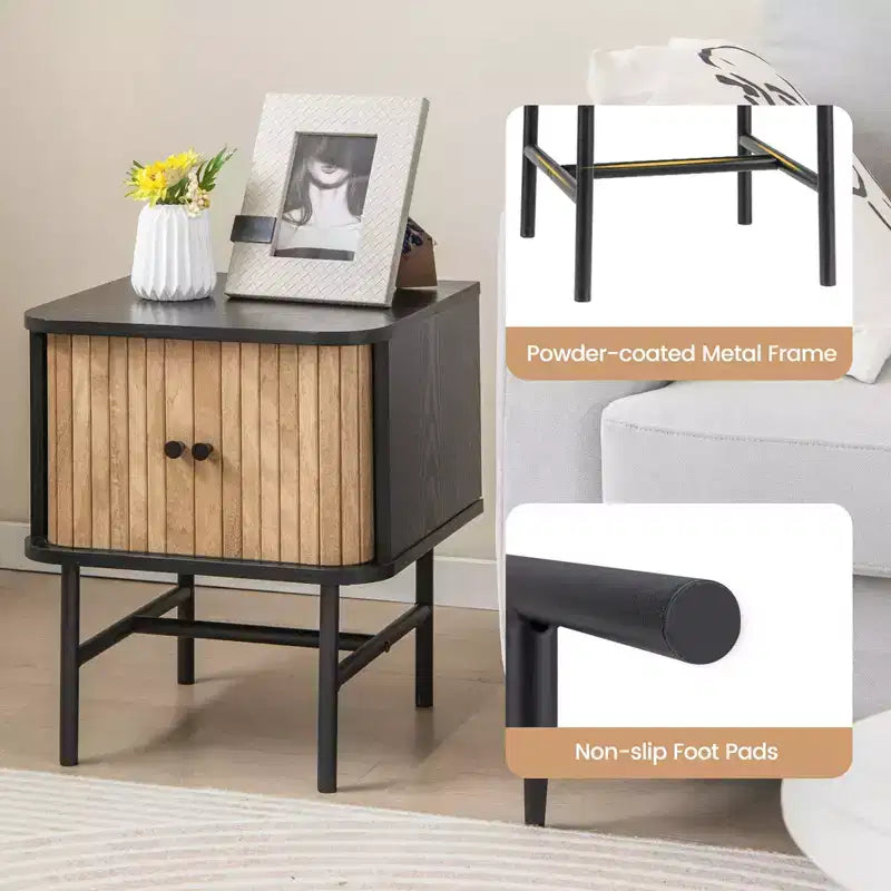 Comodino con anta scorrevole Costway, tavolino portaoggetti in stile moderno di metà secolo con armadietto, bianco anticato/nero