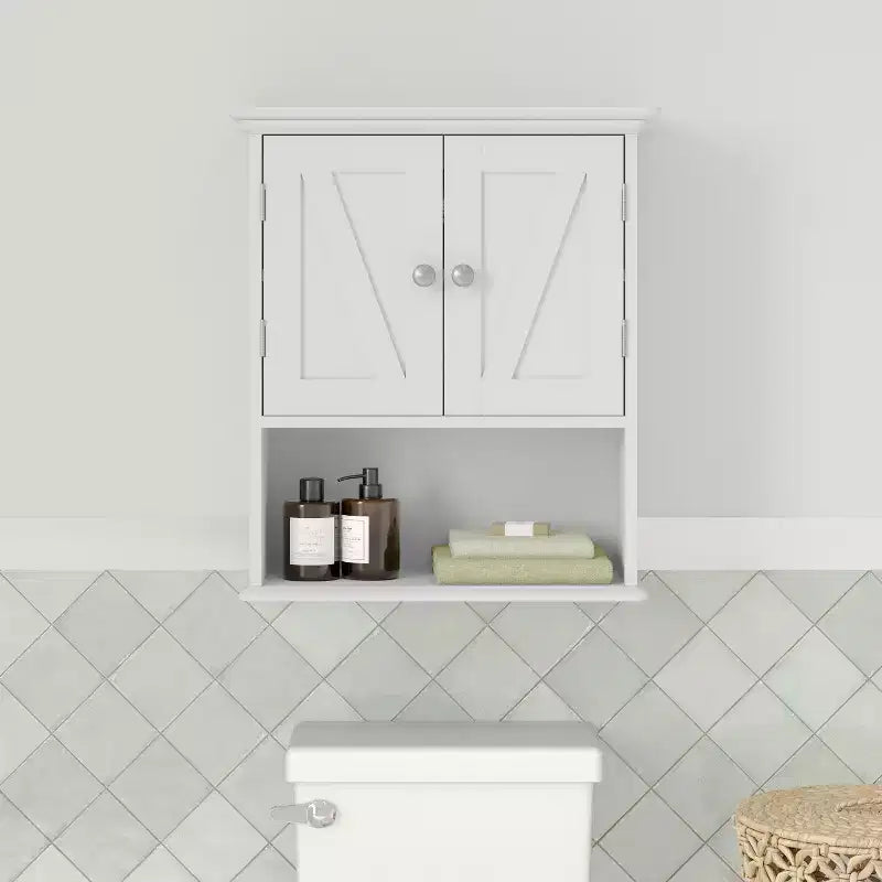 Pensile da bagno Merrick Lane con ripiano regolabile, ripiano inferiore aperto e ante con chiusura magnetica