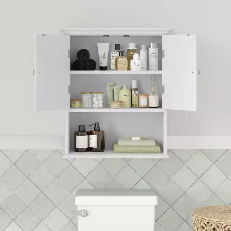 Pensile da bagno Merrick Lane con ripiano regolabile, ripiano inferiore aperto e ante con chiusura magnetica
