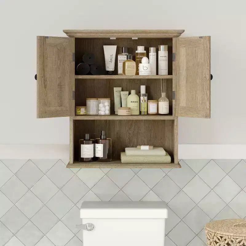 Pensile da bagno Merrick Lane con ripiano regolabile, ripiano inferiore aperto e ante con chiusura magnetica