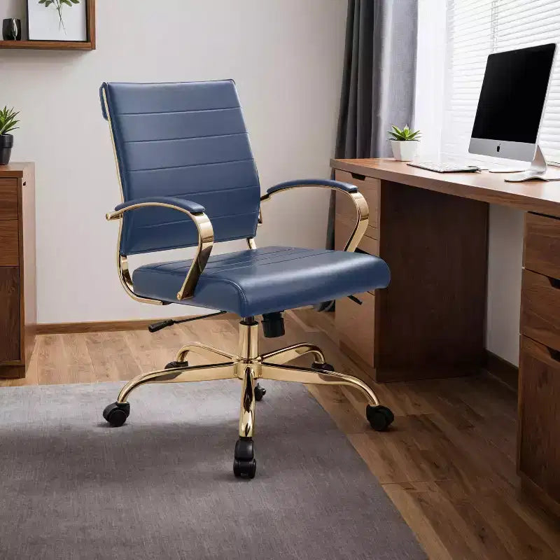 Sedia da Ufficio in Pelle LeisureMod Benmar con Dettagli Dorati, Altezza Regolabile, Base Girevole, Design Ergonomico per Ufficio Domestico, Studio o Spazio di Lavoro