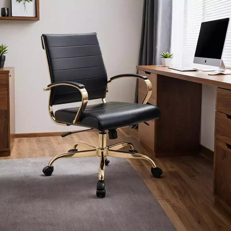 Sedia da Ufficio in Pelle LeisureMod Benmar con Dettagli Dorati, Altezza Regolabile, Base Girevole, Design Ergonomico per Ufficio Domestico, Studio o Spazio di Lavoro