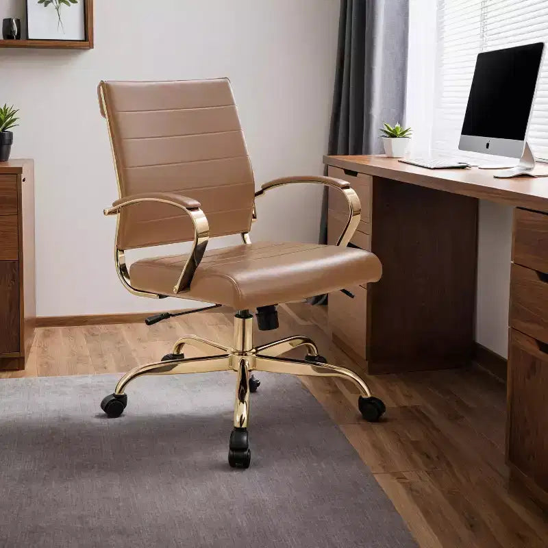 Sedia da Ufficio in Pelle LeisureMod Benmar con Dettagli Dorati, Altezza Regolabile, Base Girevole, Design Ergonomico per Ufficio Domestico, Studio o Spazio di Lavoro