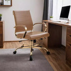 Sedia da Ufficio in Pelle LeisureMod Benmar con Dettagli Dorati, Altezza Regolabile, Base Girevole, Design Ergonomico per Ufficio Domestico, Studio o Spazio di Lavoro