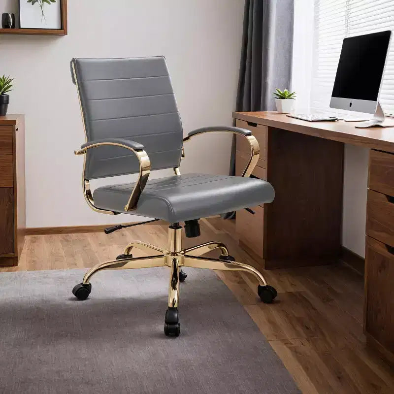 Sedia da Ufficio in Pelle LeisureMod Benmar con Dettagli Dorati, Altezza Regolabile, Base Girevole, Design Ergonomico per Ufficio Domestico, Studio o Spazio di Lavoro