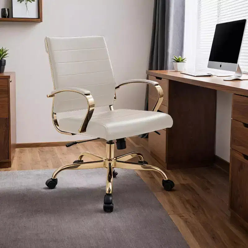 Sedia da Ufficio in Pelle LeisureMod Benmar con Dettagli Dorati, Altezza Regolabile, Base Girevole, Design Ergonomico per Ufficio Domestico, Studio o Spazio di Lavoro