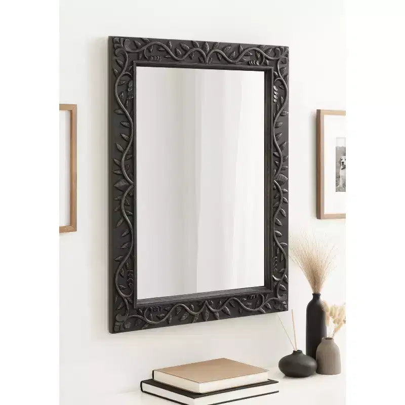 Specchio intagliato in legno Natesa di Kate & Laurel All Things Decor, 60x80 cm