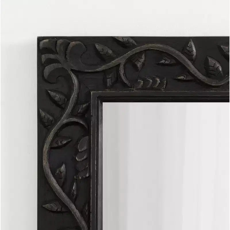 Specchio intagliato in legno Natesa di Kate & Laurel All Things Decor, 60x80 cm