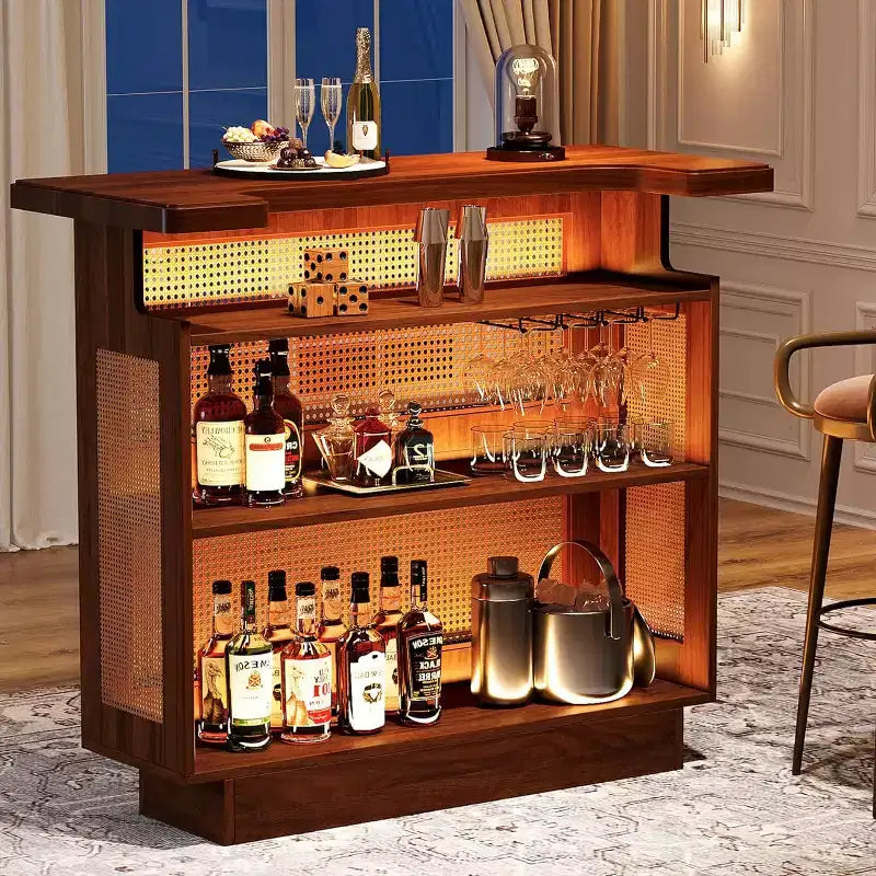 Mobile bar Lantine in rattan, mini bar a 4 ripiani in stile rustico con 4 portacalici e base rialzata, armadietto portabottiglie per pub domestico