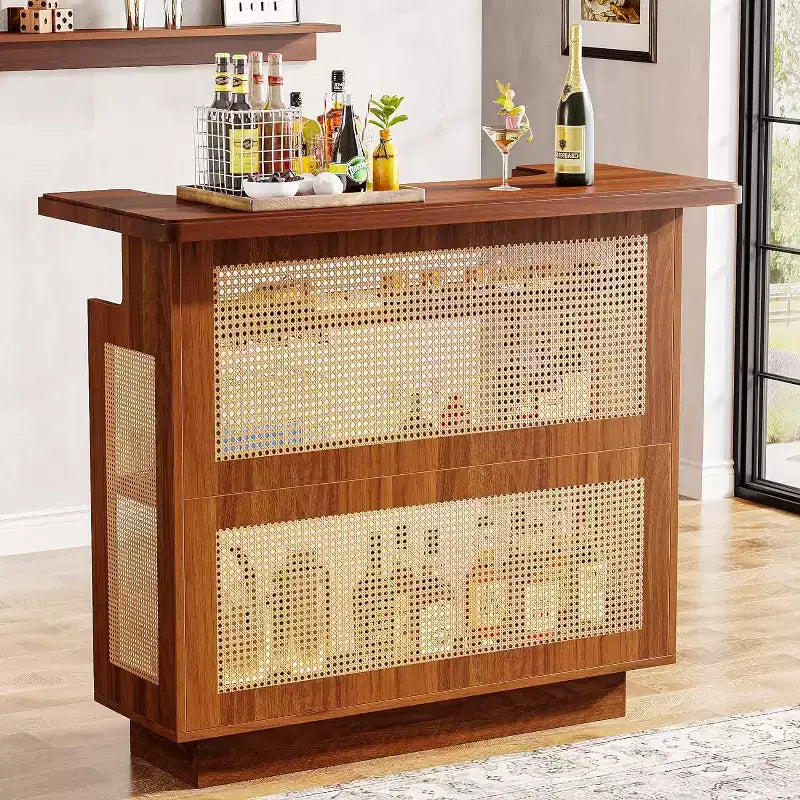 Mobile bar Lantine in rattan, mini bar a 4 ripiani in stile rustico con 4 portacalici e base rialzata, armadietto portabottiglie per pub domestico