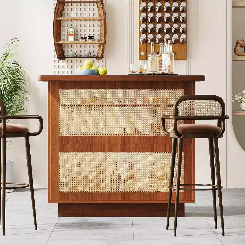 Mobile bar Lantine in rattan, mini bar a 4 ripiani in stile rustico con 4 portacalici e base rialzata, armadietto portabottiglie per pub domestico
