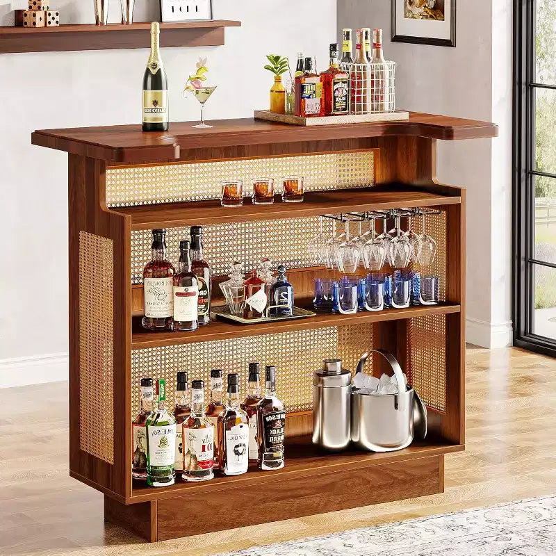 Mobile bar Lantine in rattan, mini bar a 4 ripiani in stile rustico con 4 portacalici e base rialzata, armadietto portabottiglie per pub domestico