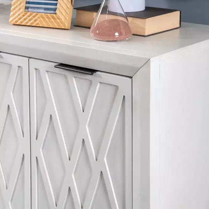 Mobiletto accentato Powell Kilbuck in legno massiccio con 3 ante e 2 ripiani regolabili