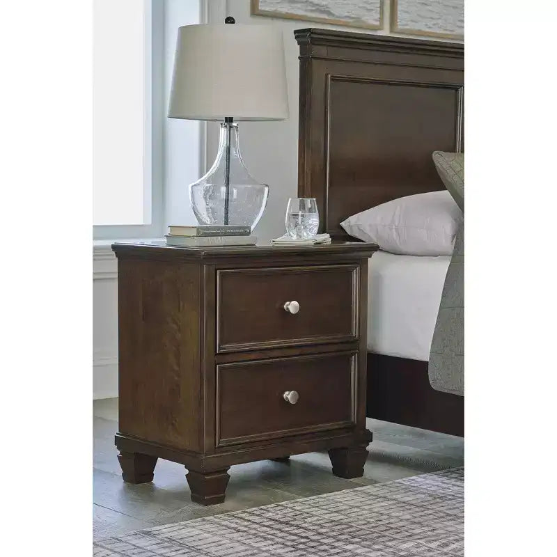 Comodino classico a 2 cassetti Signature Design by Ashley Danabrin per camera da letto, marrone scuro